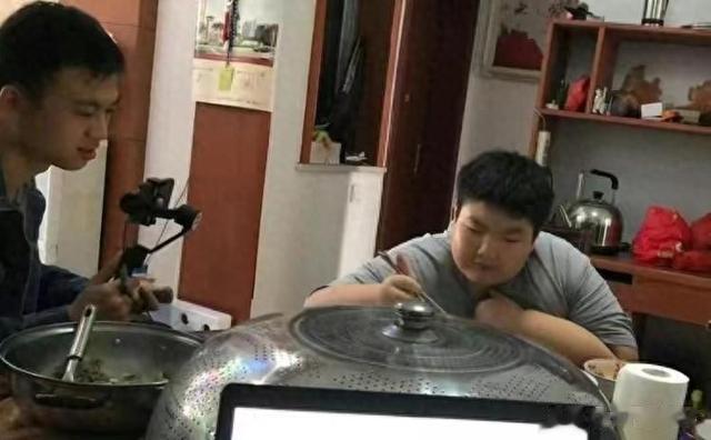 江西14岁男孩体重300斤，一顿饭吃18包泡面，去世前哭着说想减肥