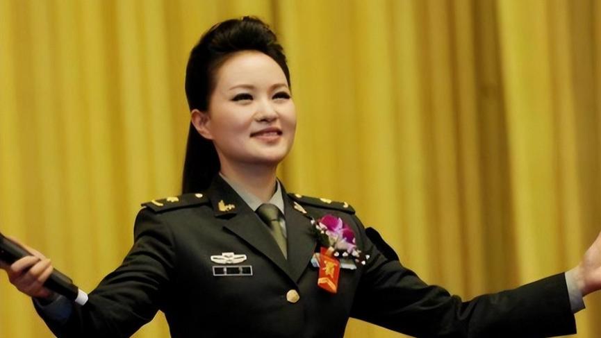 雷佳|她是第一位博士级歌唱家，13次荣登春晚，丈夫的身份也不一般