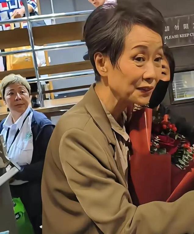 无滤镜现原形,热巴香肠嘴,高圆圆两层游泳圈,杨坤成行走的石像