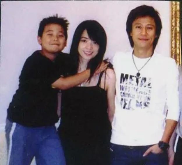 56岁解晓东罕见现身养老院,昔日巨星如今穿着邋遢,手提布袋落差大