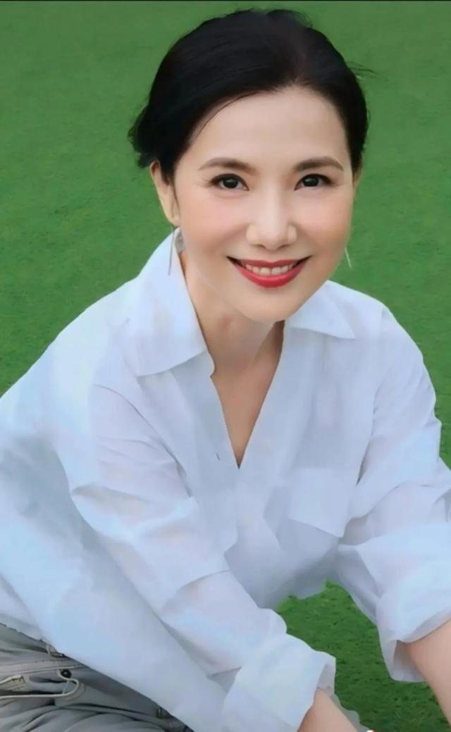 港片“最妩媚大嫂”与小7岁男友离婚后,宣布复出,58岁状态惊人