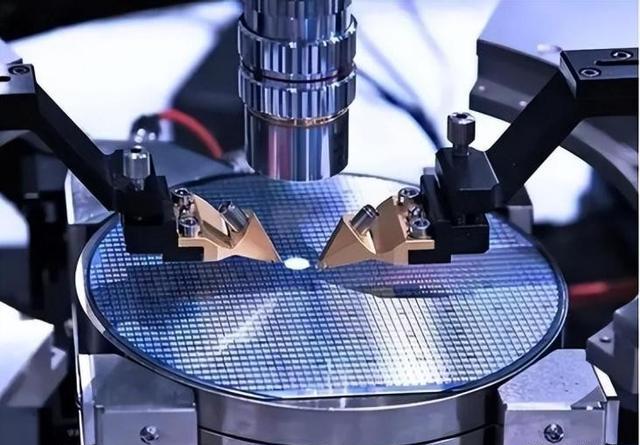 荷兰向我国售出257台光刻机，获7500亿元！外媒：恐灭顶之灾