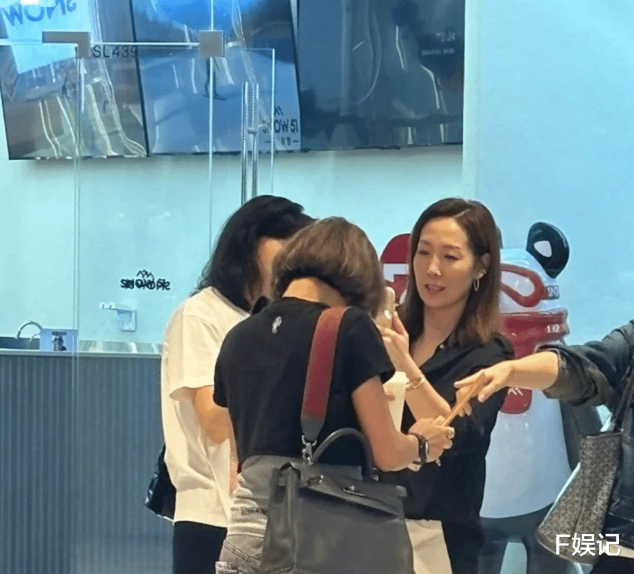 吴美珩和一众闺蜜逛街有说有笑 离巢TVB后成阔太享受人生