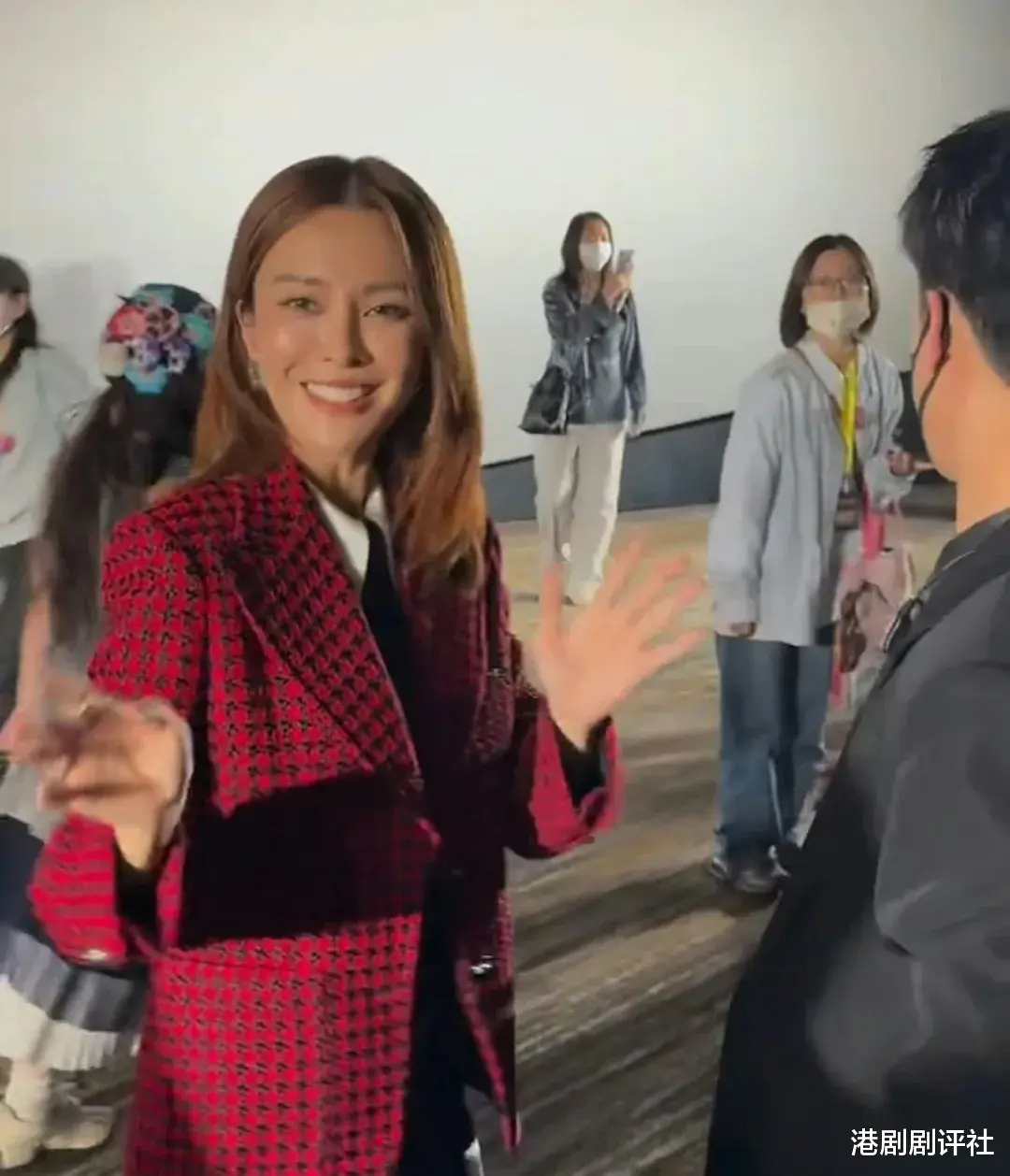 TVB花旦内地宣传新剧，获网友大赞高颜值有气质，演技日趋成熟站稳一线位置