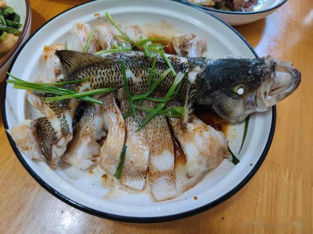 堂哥来串门，做了4道菜招待，成本不到40，朋友：这桌菜真接地气