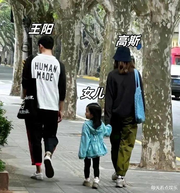 王阳一家3口罕见被偶遇!女儿漂亮令人惊叹,高斯打扮时髦身材好
