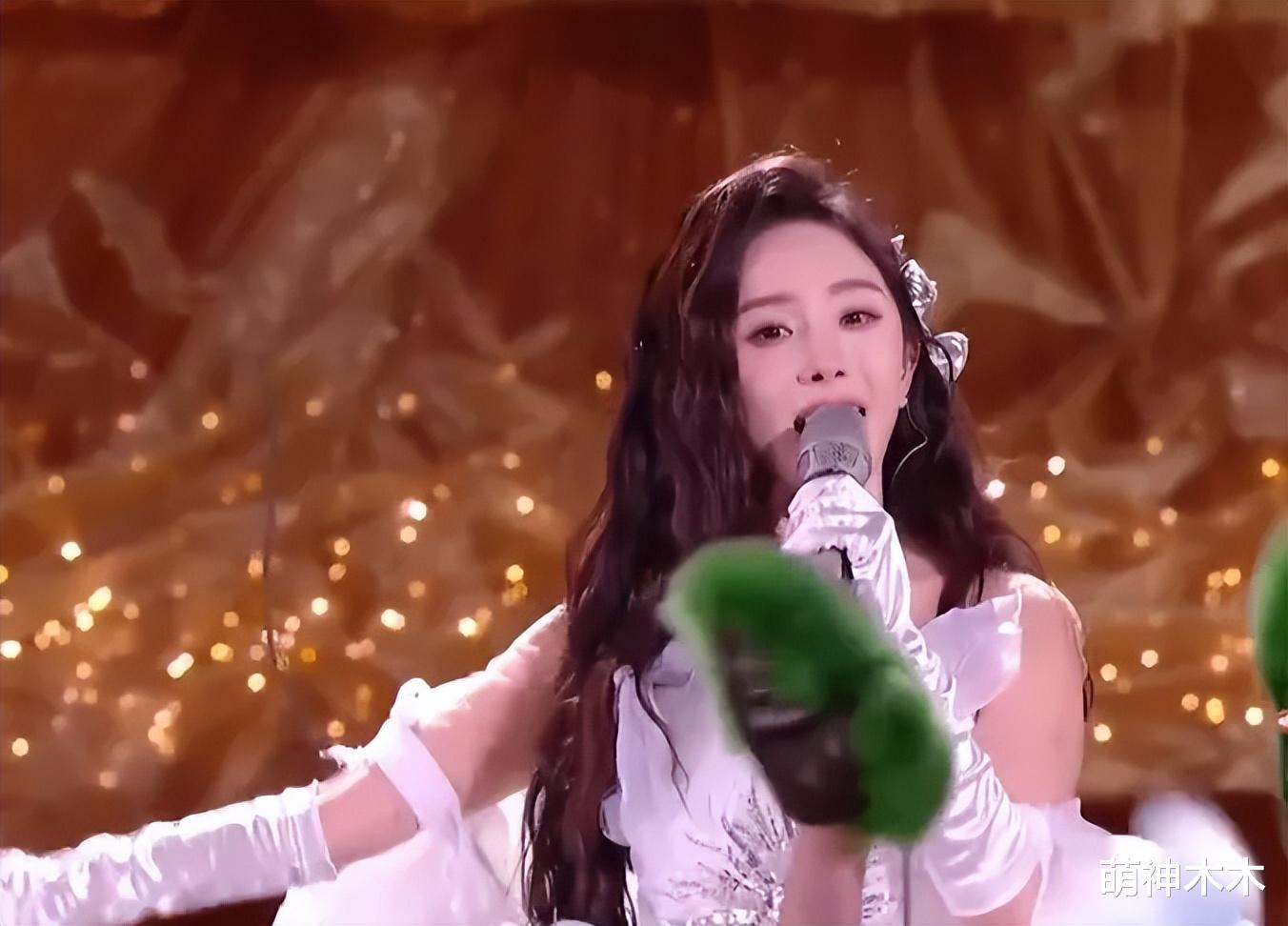 杨幂跨年情商被嘲，脱口而出新年愿望沈梦辰变白，网友吐槽爱雌竞