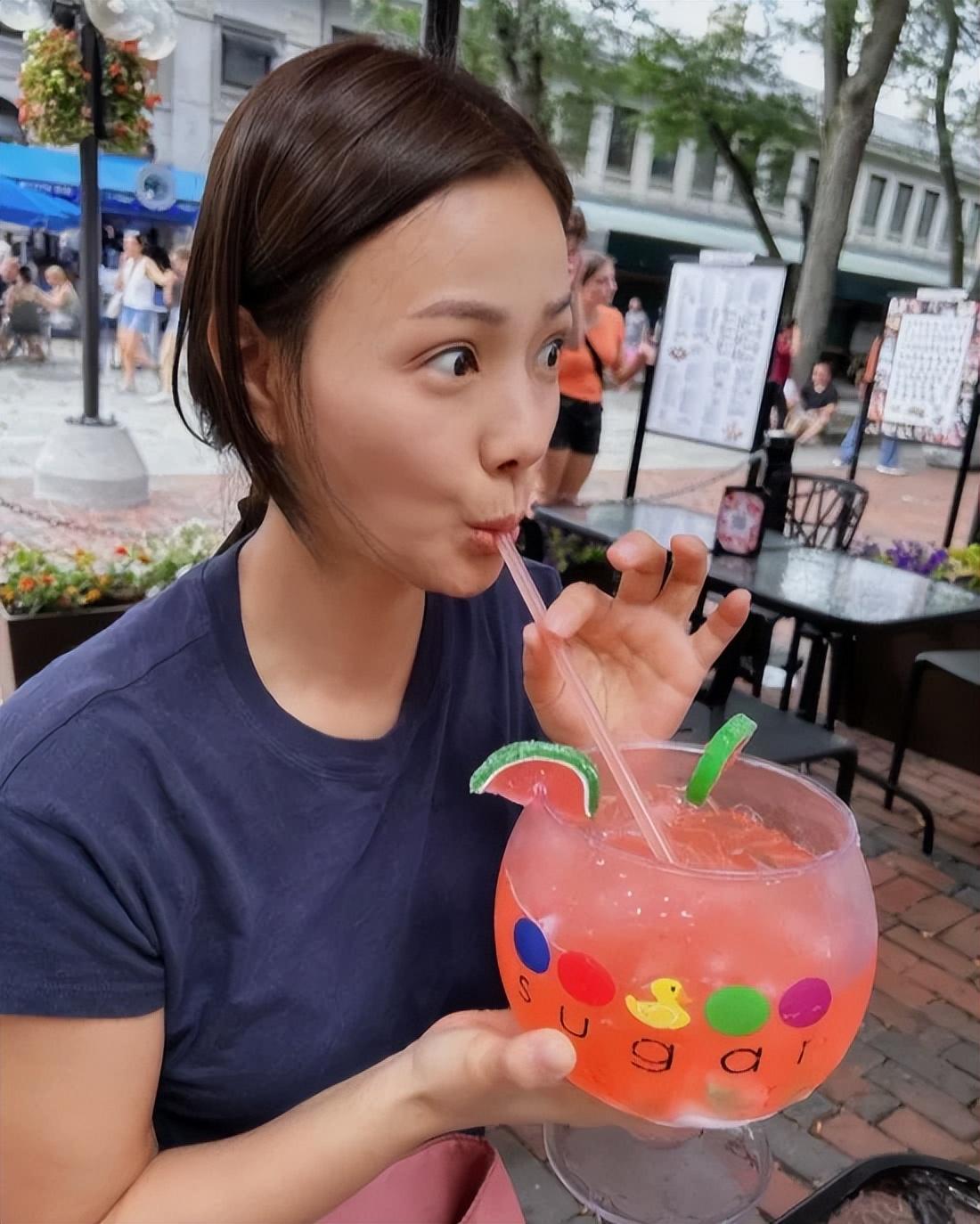 韩国知名女星，公开与丈夫的约会照，透露了女儿的目标大学