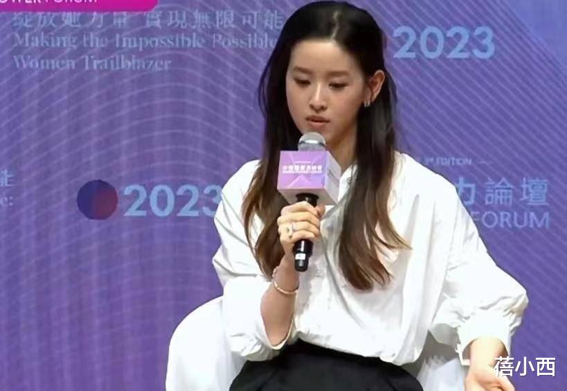 富商老婆章泽天品味开挂，穿白衬衫+阔腿裤，中长发型气质惊艳