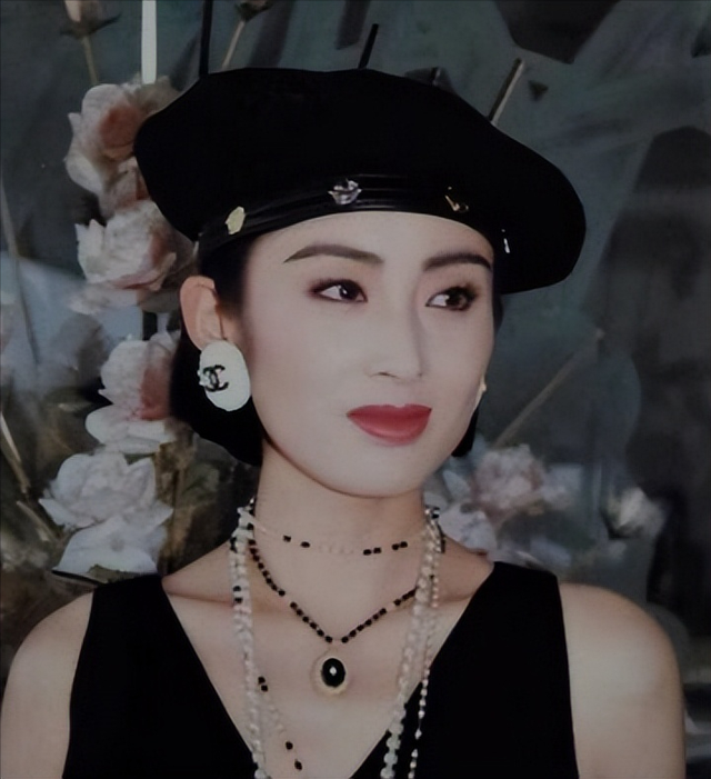 56岁张敏近况曝光,70多斤瘦成纸片人,与小10岁男友长居泰国