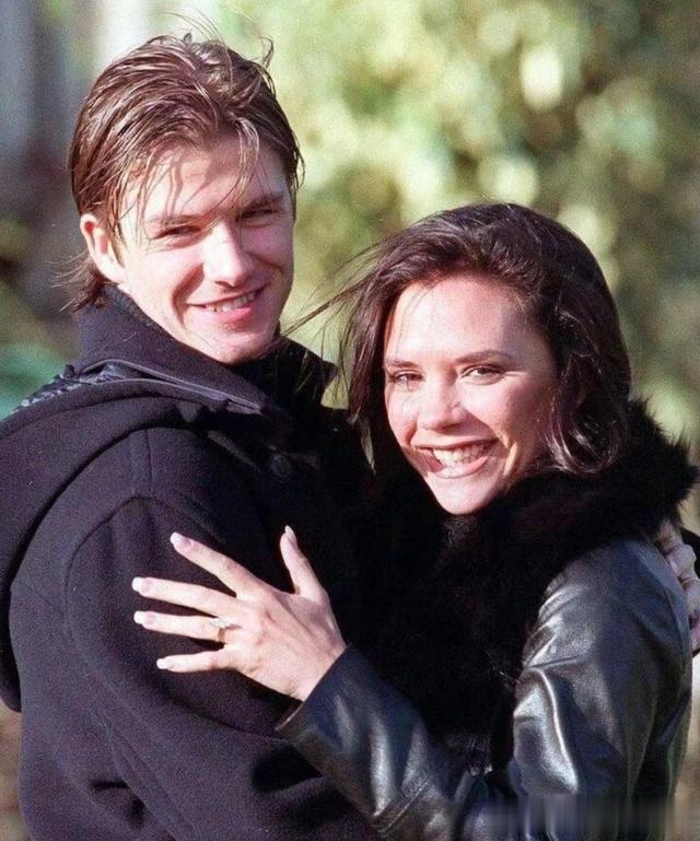 贝嫂50岁状态！贝克汉姆晒全家福，贝嫂气场 全家男人都比不过