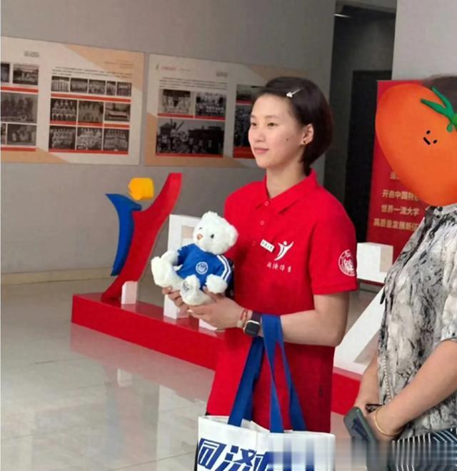 陈芋汐大学报到,短发精致发卡青春活力,友好送同学奥运会周边