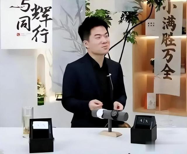 闹大了!董宇辉掉粉风波越演越烈,1700万买豪宅,被曝人设崩塌