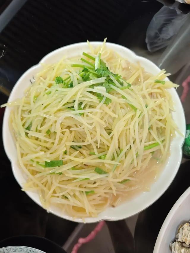 网友旅游晒200元海鲜大餐，当地人：勉强叫海鲜，跟大餐不沾边