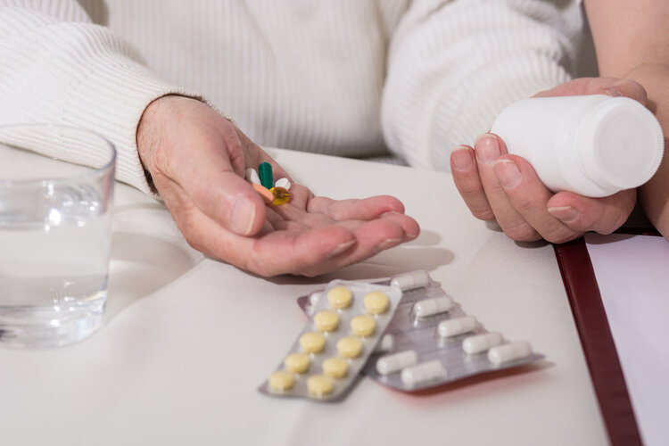 睡觉时喜欢把脚露在外面,有什么用处?医生:经常失眠或与肝有关