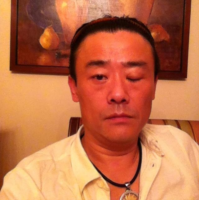 3次婚姻2次入狱，今逃窜美国！拄拐的周立波，被“封杀”一点不冤