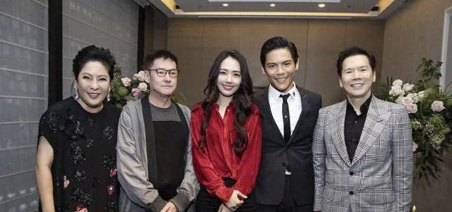 向佐致歉妻儿，郭碧婷返台2岁儿子庆生，郭爸一脸严肃苍老太多