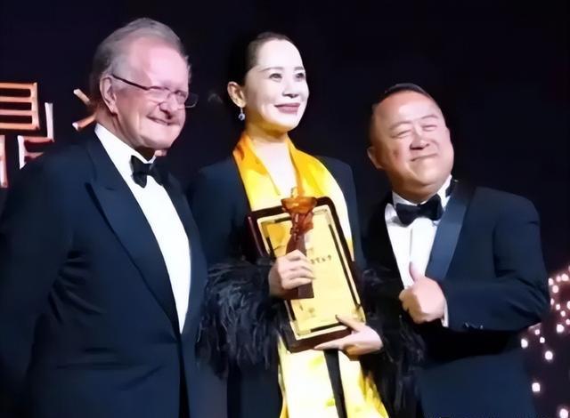 一张曾志伟和乔妹的合照,戳穿了内娱的“隐形规则”,体面难保!