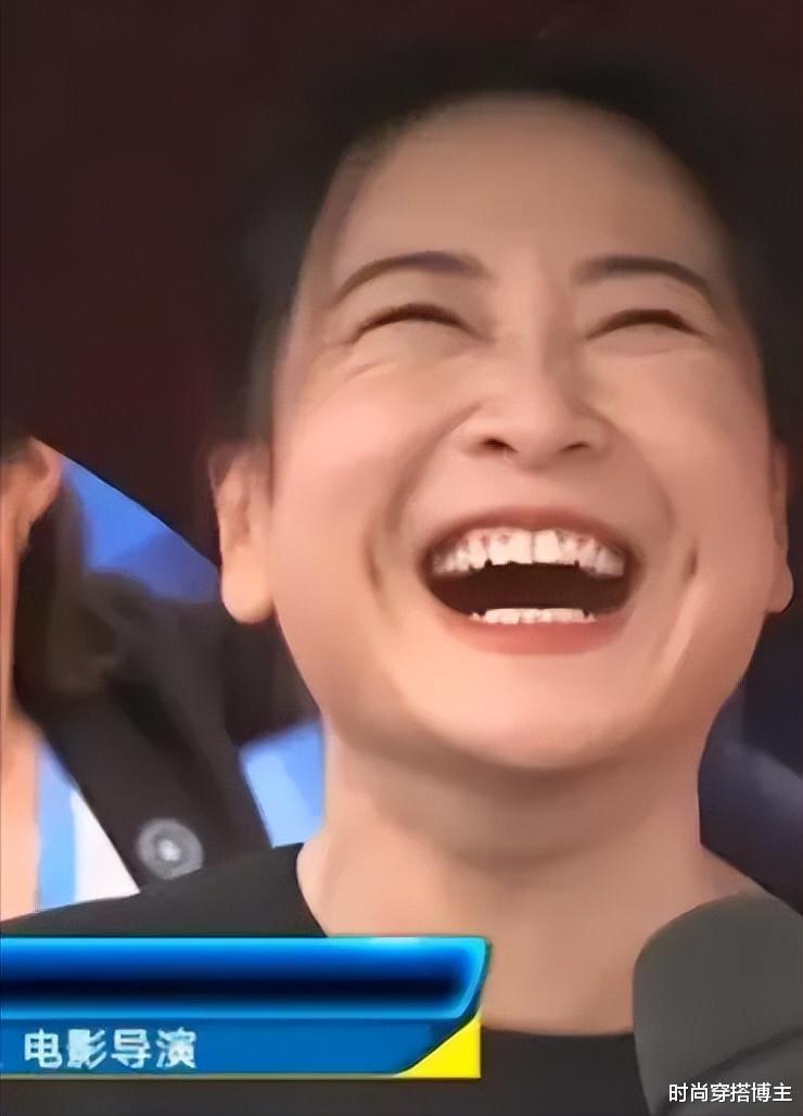 还骂吗?在巴黎笑的满脸褶子的贾玲,狠狠抽了内娱一个大逼斗!