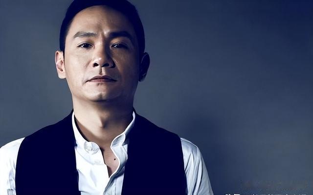 15年前,他在爱妻葬礼上哭到昏厥,发誓永不再娶,如今怎么样了