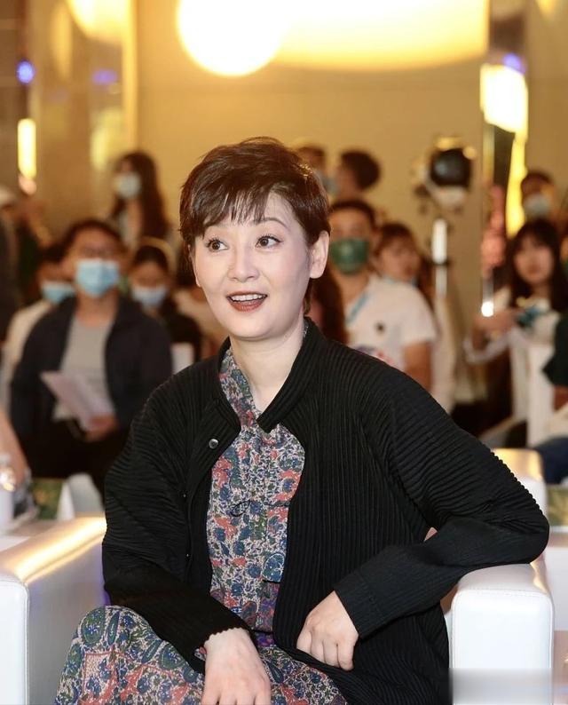被王志文赶出家门,答应冯小刚不生孩子,卑微窝囊的她才人间清醒
