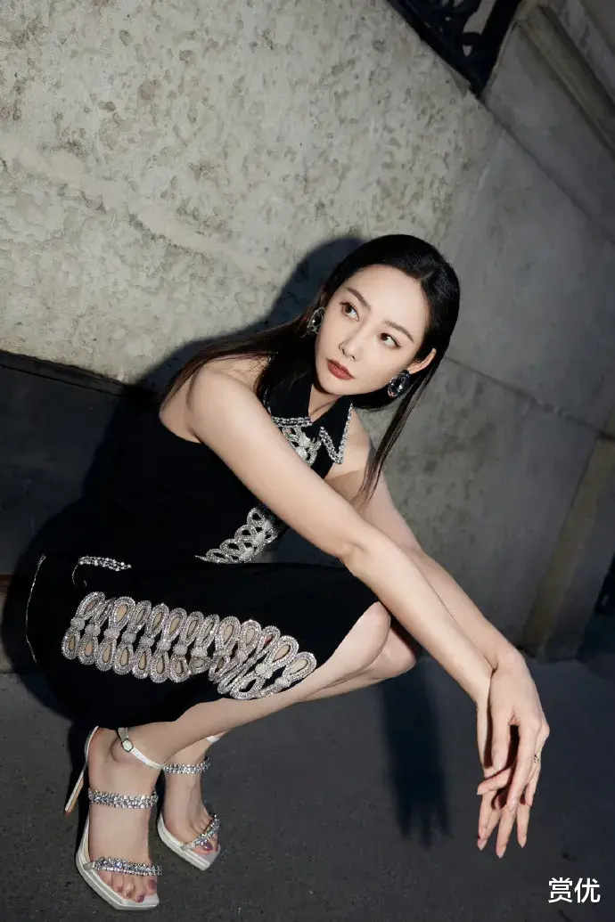 李纯韵味十足 光洁美足