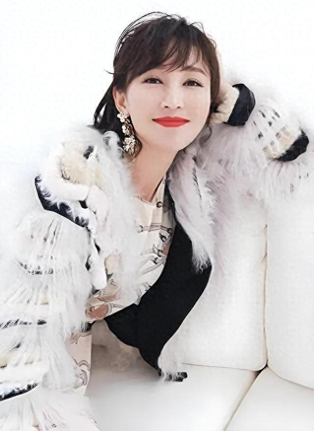 女星19岁私奔裸婚,住地下室生3胎,还坐月子就被丈夫拉去拍戏