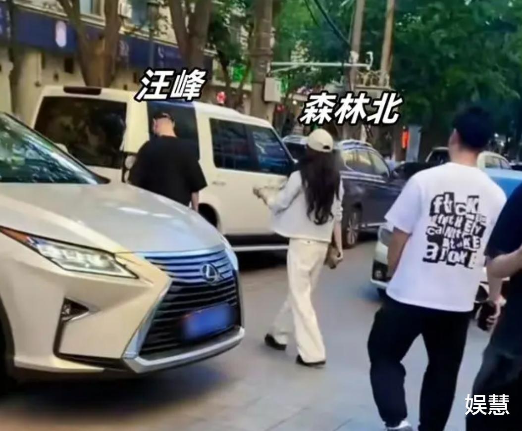 汪峰陪女友森林北过六一，戴情侣帽现身商场，女方气质很像章子怡
