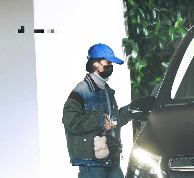 赵丽颖抵达上海，身穿灰色毛衣外搭拼接牛仔外套，主打舒适又保暖