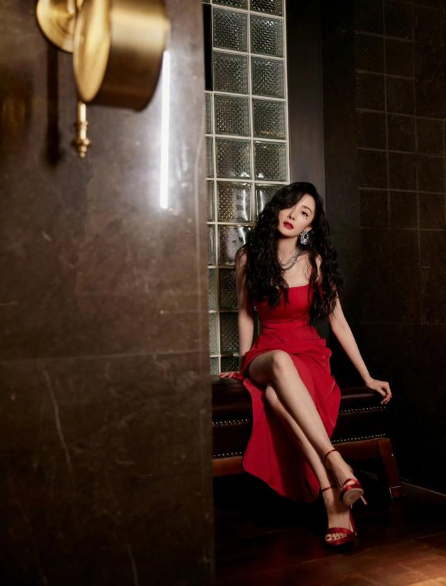 杨幂红裙 幂姐氛围感[色] ???