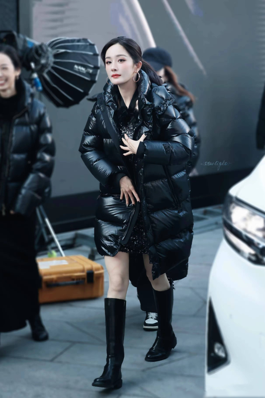 杨幂太拼了,在零度的北京光腿穿黑金羽绒服,生图又美又嫩像20岁