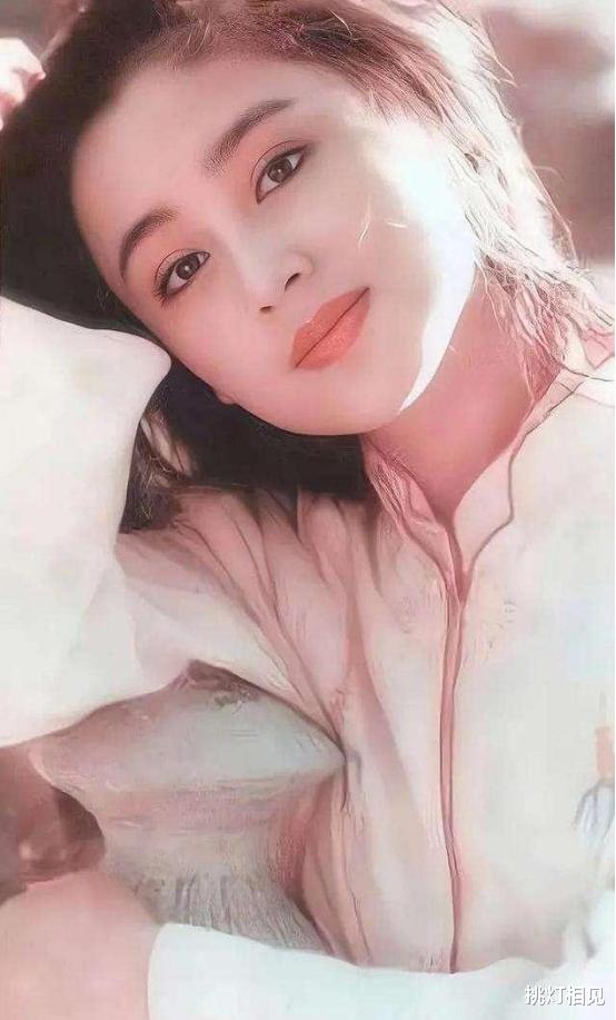 她被称为“大陆第一美人”,两大名导为其着迷,55岁活得像25岁