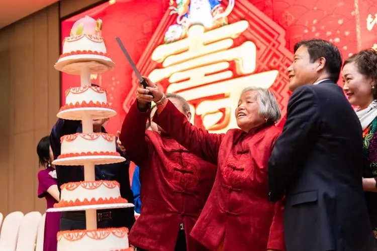 老板母亲80岁大寿,员工每人随500元,隔天上班到公司大家都愣了