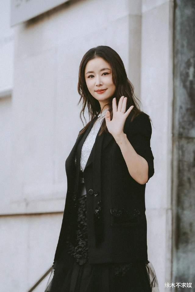 巴黎时装周：林心如脸部浮肿，周笔畅风格大变，伊能静儿子太圈粉