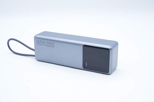 支持65W PD快充和120W小米快充，小米165W自帶線充電寶拆解