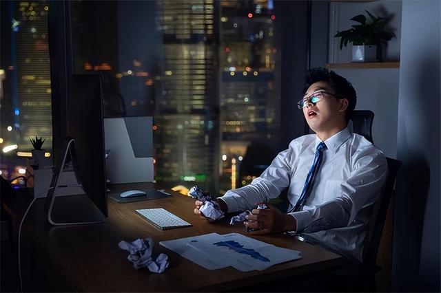 53岁男子夜间猝死，生前爱散步没三高，医生叹息：都是2件事害的