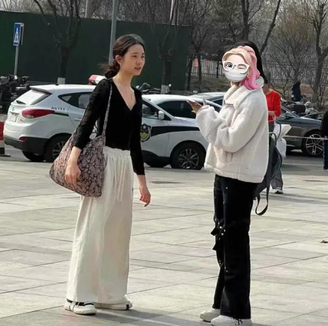 网友偶遇黄多多，穿西北大学卫衣青春洋溢，18岁花季少女漂亮惊