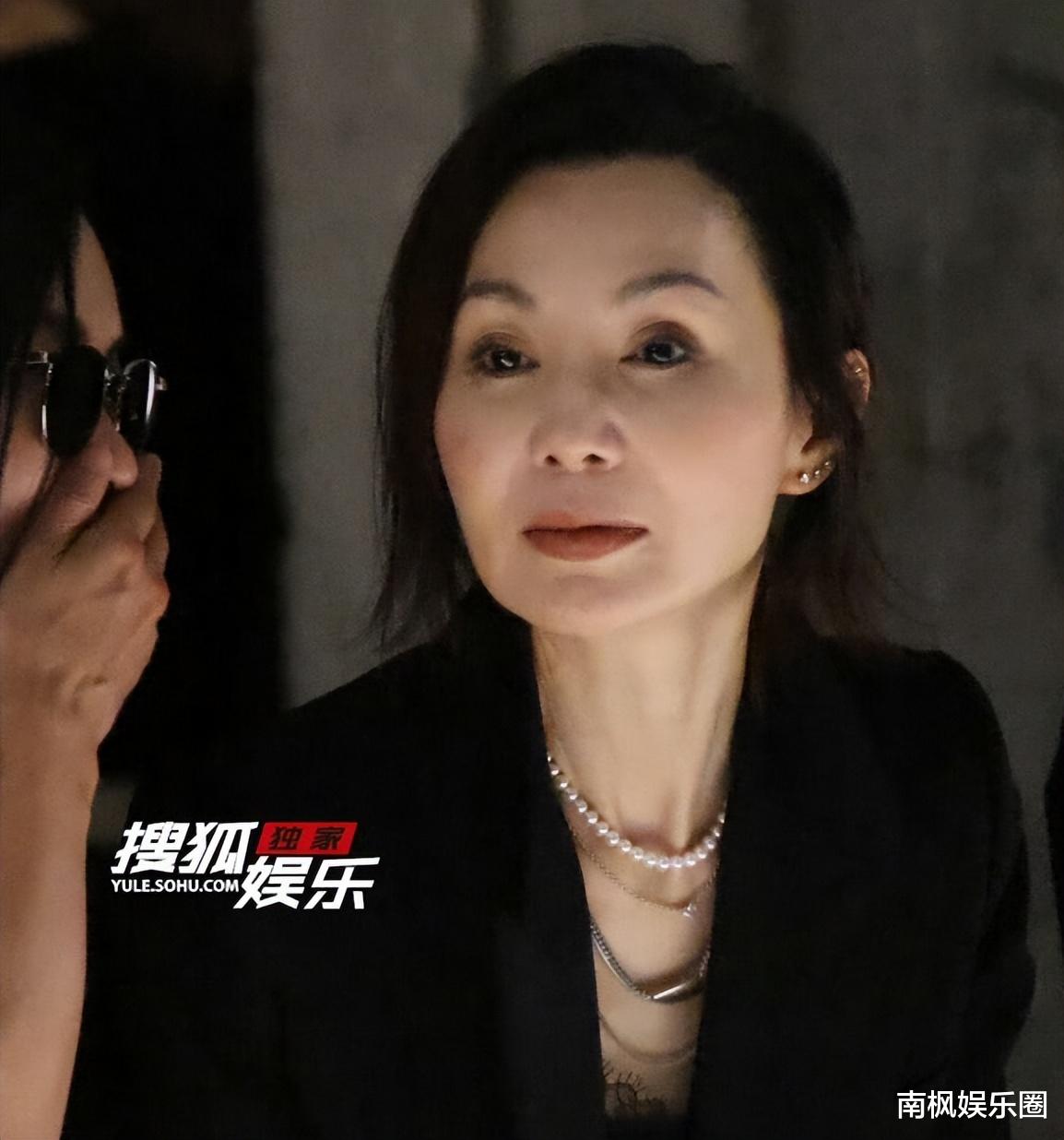 当45岁秦岚跟59岁张曼玉站在一起,我才彻底明白,什么叫顶级自律