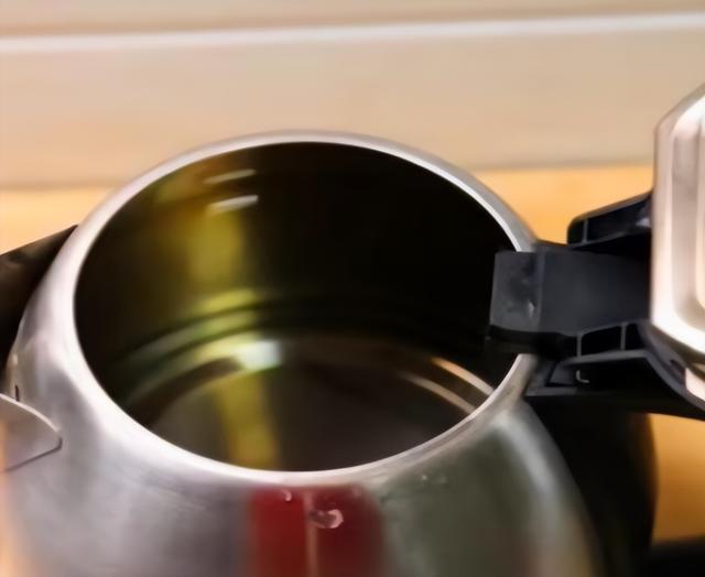 天天喝电热水壶烧的水，损伤神经还致癌？这3种水，才真的要少喝