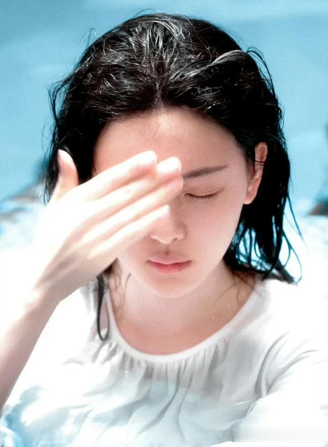 杨超越纯白T泳池照,似出水芙蓉,如今的她气质大变