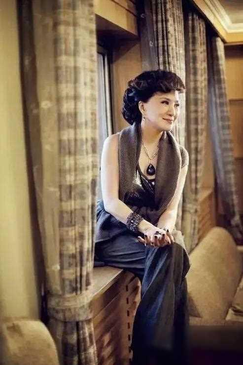 冯绍峰|原来她早已不是中国籍！屡次登上春晚走红，当初嫁给洋老公遭嫌弃