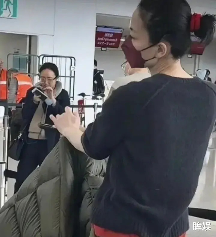 55岁王菲现身蛇年春晚彩排，穿棉袄剪短发又飒又美，热情和粉丝打招呼