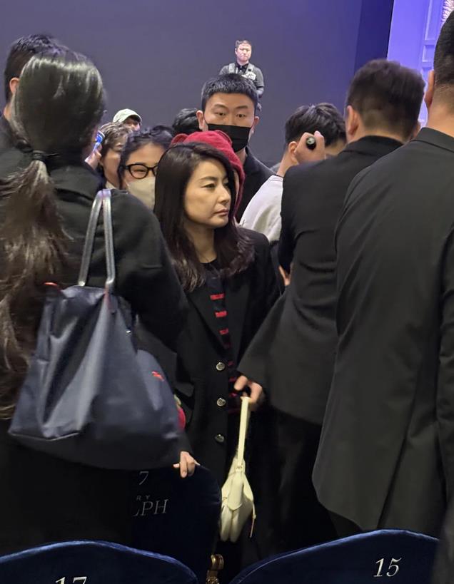 上海这夜，郑秀晶穿薄纱上衣秀身材，被郭晶晶用“奶奶毛衣”艳压