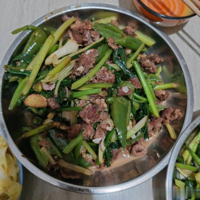 广东小哥清明节回村扫墓，嫌弃嫂子做的菜，亲哥：爱吃吃不吃就走