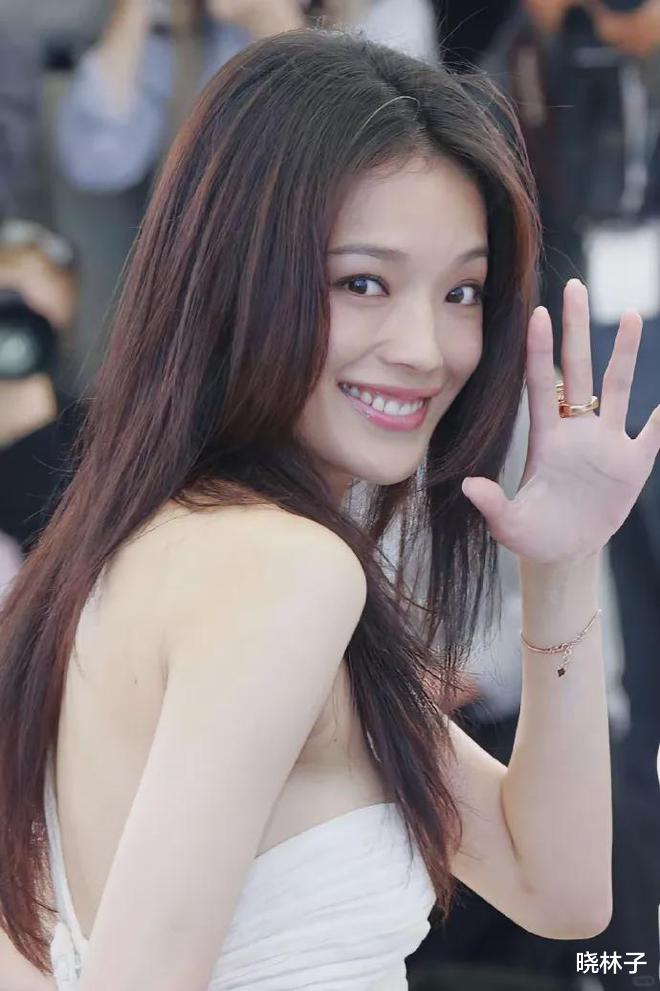 舒淇近照曝光!结婚8年堪比“整容”,身材走形像大妈,网友炸锅