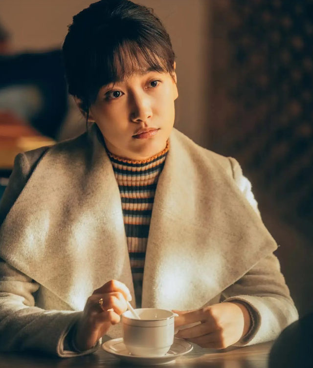 父亲是老戏骨，她长相平平却资源不断，被冯小刚称其低估的星二代