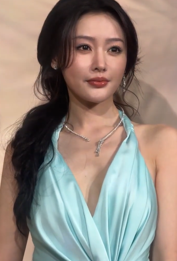 当27岁关晓彤和34岁张天爱站在一起,我才明白,成熟美和白幼瘦的区别