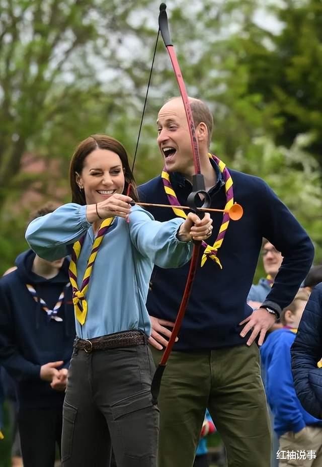 凯特本尊现身后,威廉终于松了一口气,庆生照开心得像个小孩