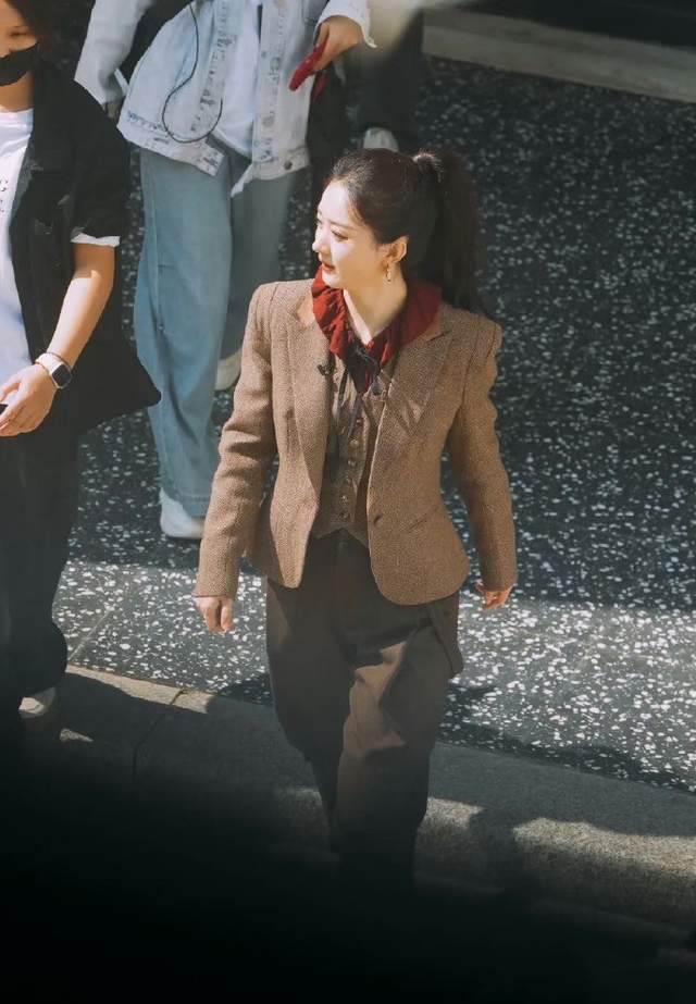 赵丽颖的最新出妆图曝光！穿一身棕衣太飒了，扎高马尾嫩得像18岁