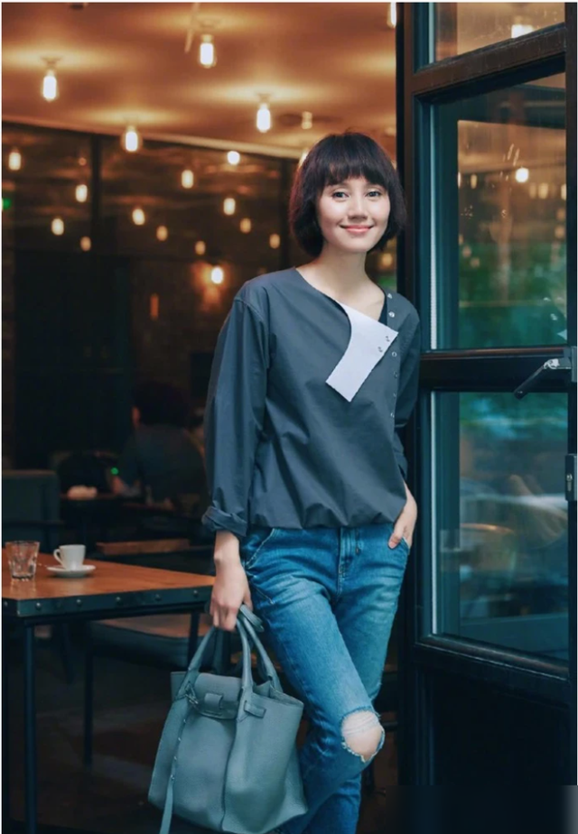 袁泉真不愧是“气质女神”,40+女人学她这样穿,优雅又高级